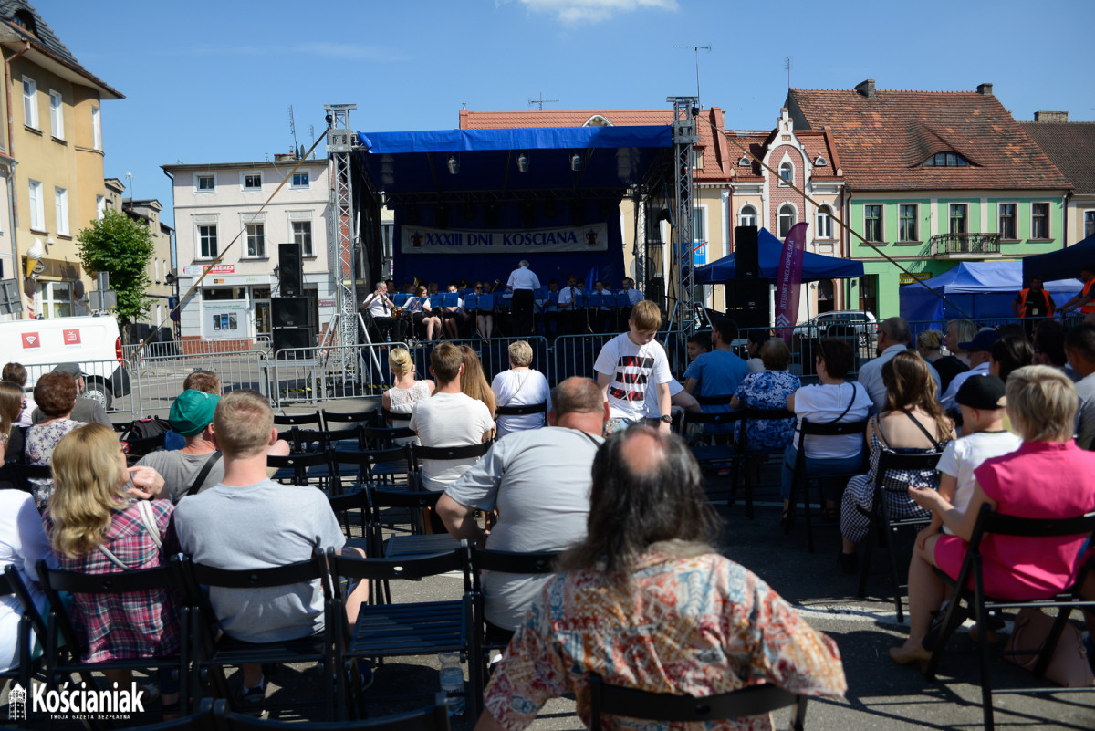 Występ orkiestr i mażoretek