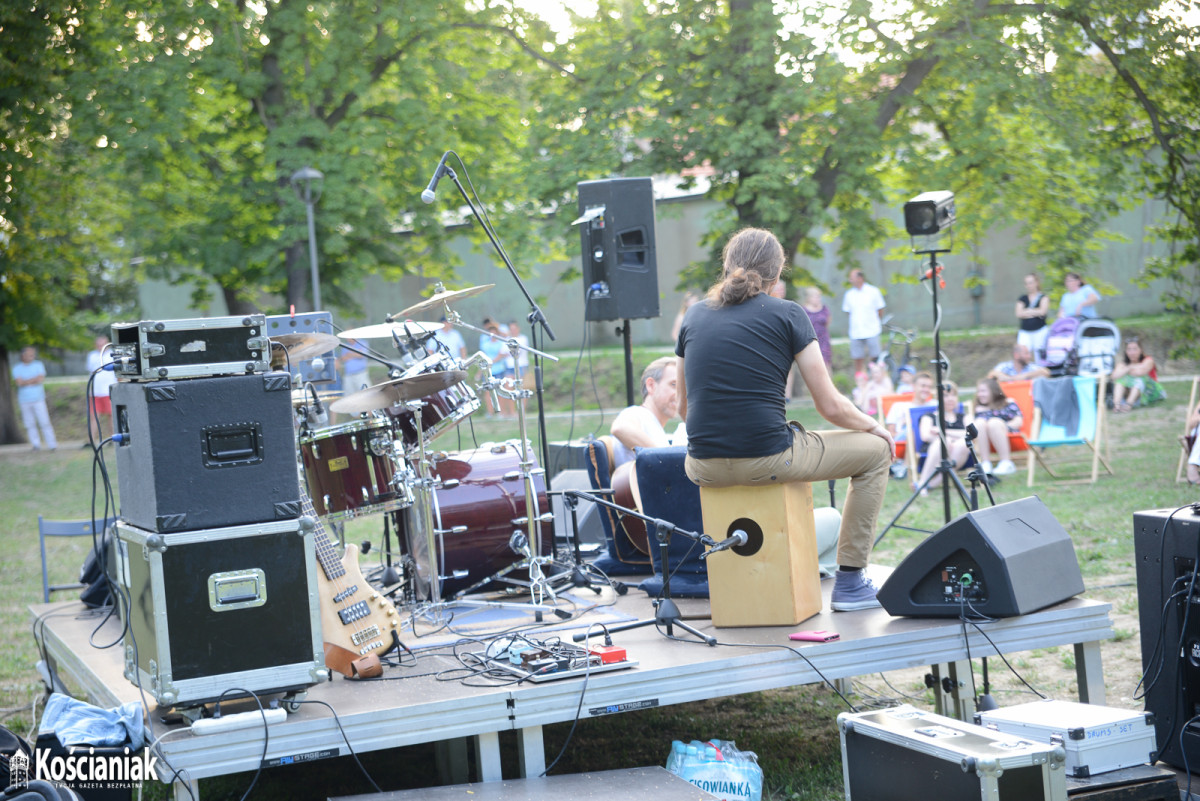 Plenerowy koncert nad Obrą