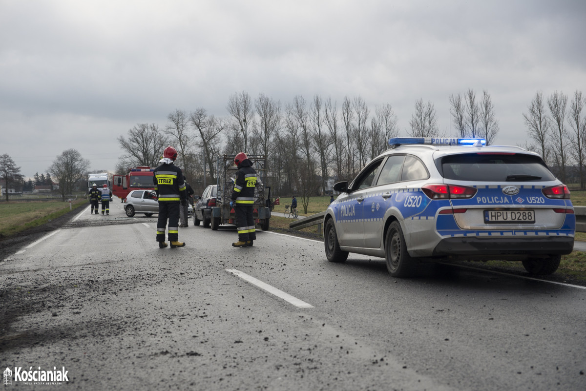 Niebezpieczny manewr i dachowanie na drodze do Racotu