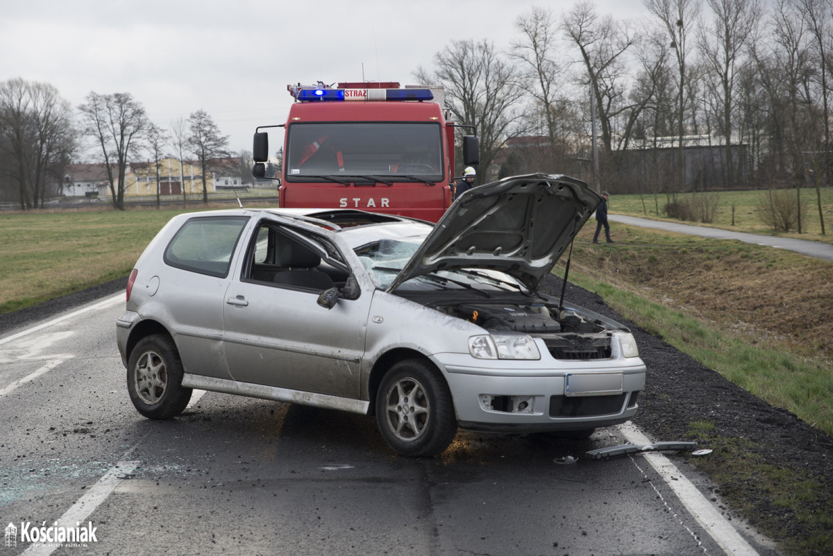 Niebezpieczny manewr i dachowanie na drodze do Racotu