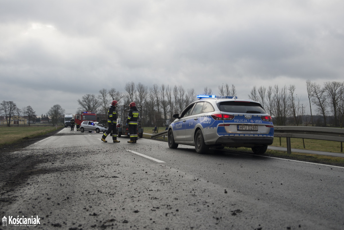Niebezpieczny manewr i dachowanie na drodze do Racotu