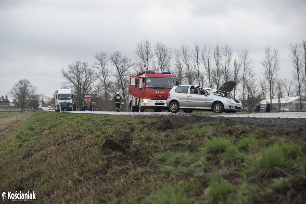 Niebezpieczny manewr i dachowanie na drodze do Racotu