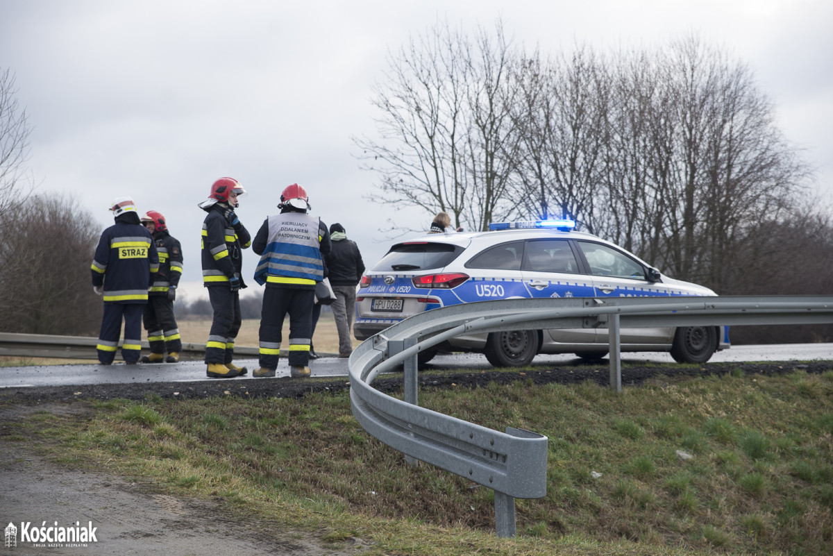 Niebezpieczny manewr i dachowanie na drodze do Racotu