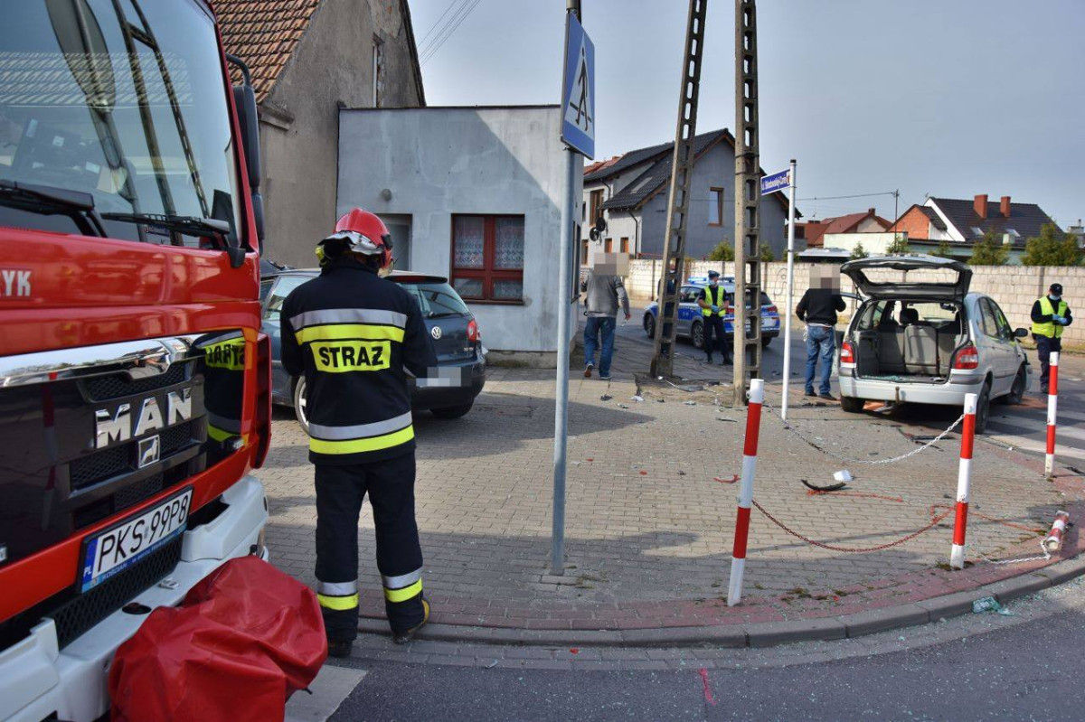 Zderzenie dwóch aut na Sierakowskiego