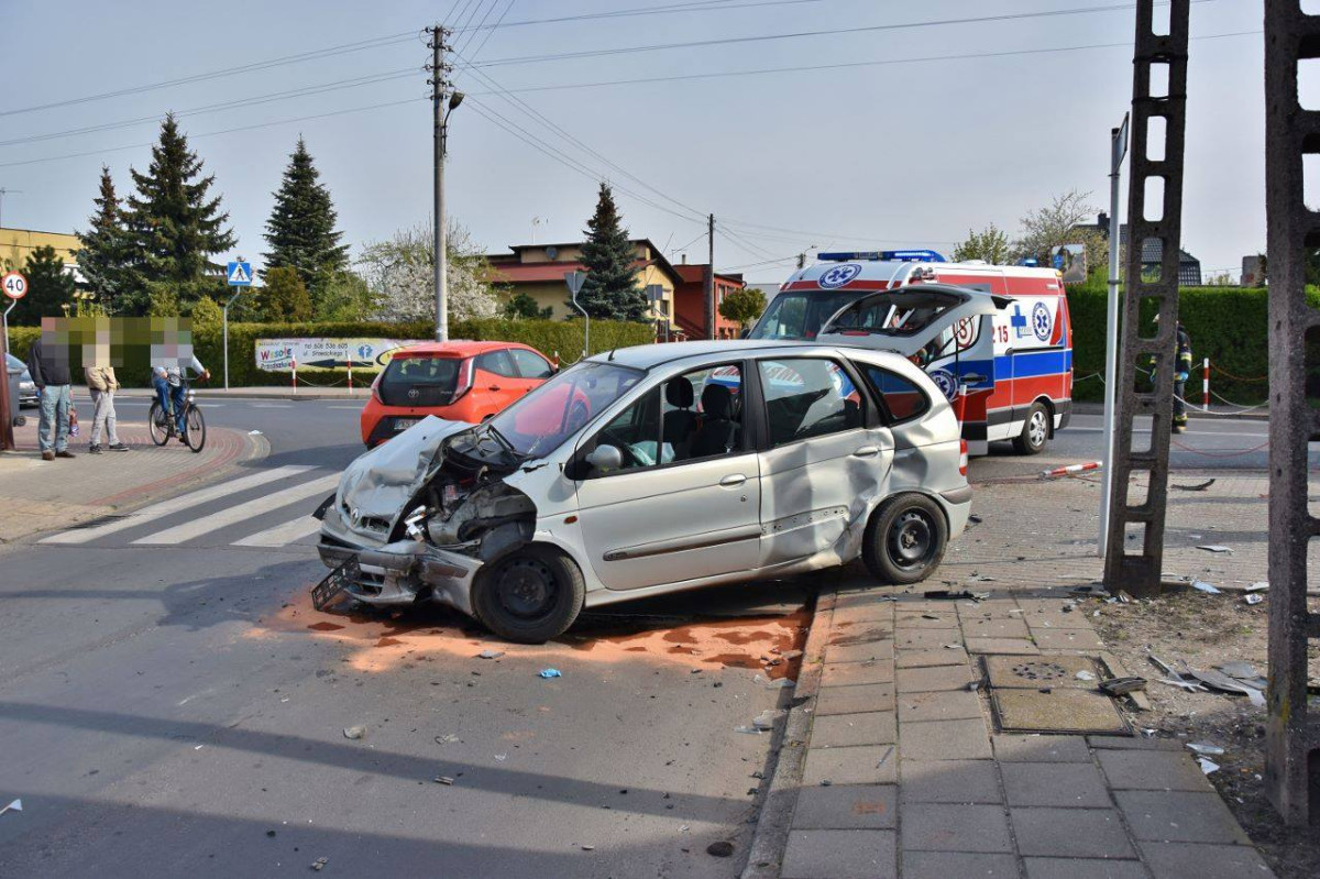 Zderzenie dwóch aut na Sierakowskiego