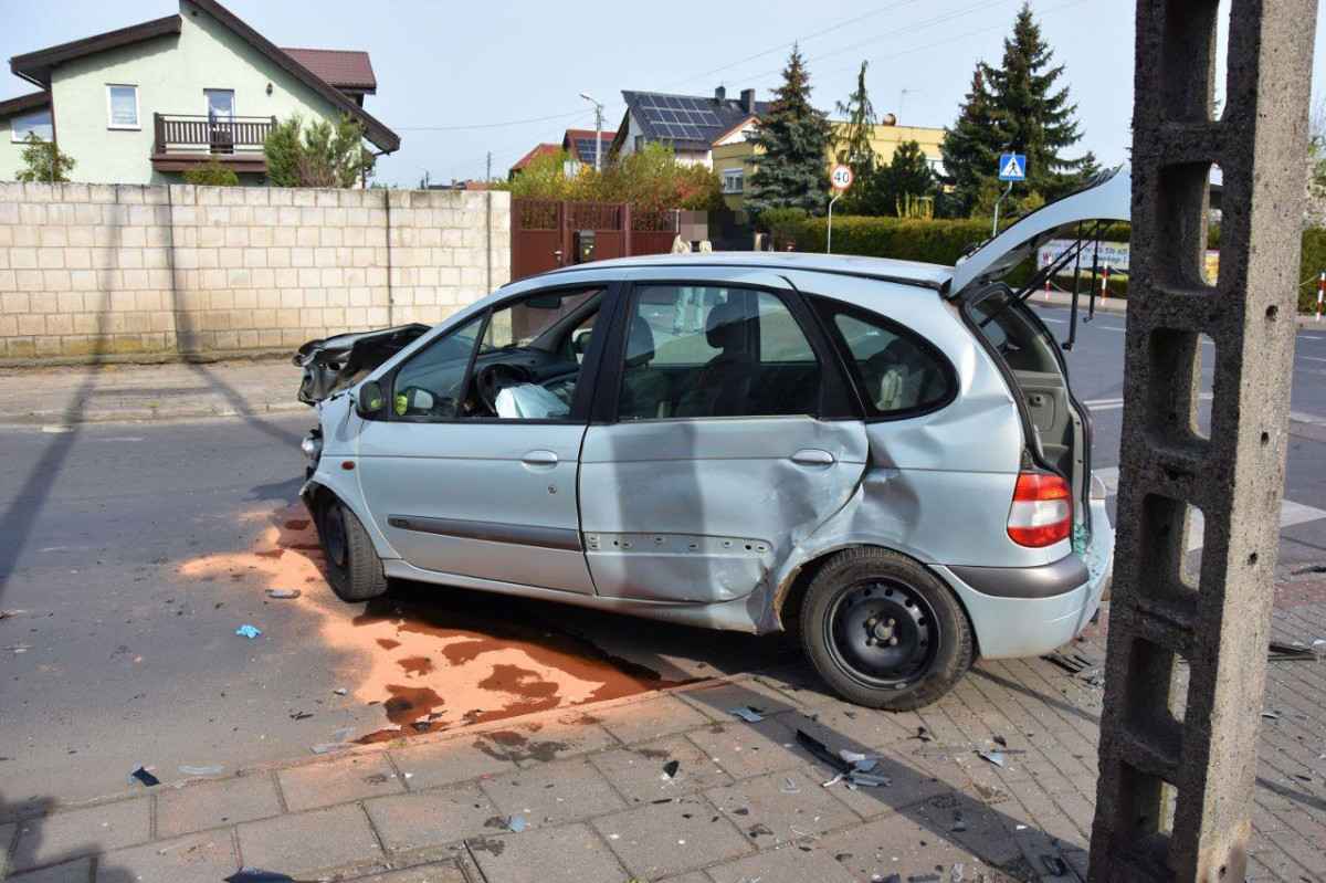 Zderzenie dwóch aut na Sierakowskiego