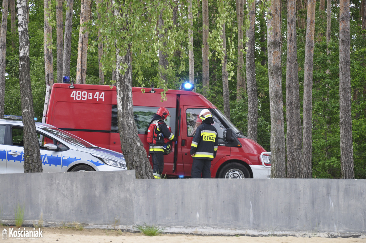 Przewrócił się katamaran z ojcem i dwójką dzieci na jeziorze w Nowym Dębcu [ZDJĘCIA]