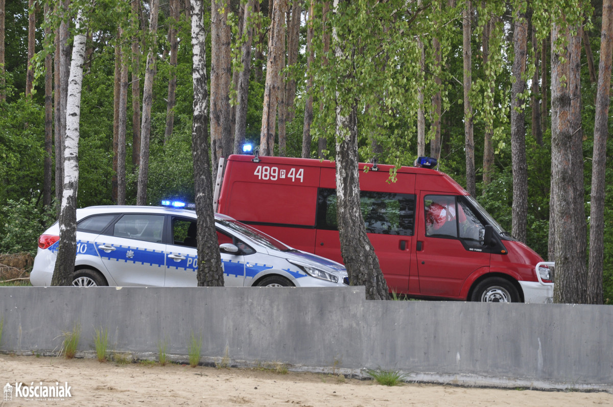 Przewrócił się katamaran z ojcem i dwójką dzieci na jeziorze w Nowym Dębcu [ZDJĘCIA]