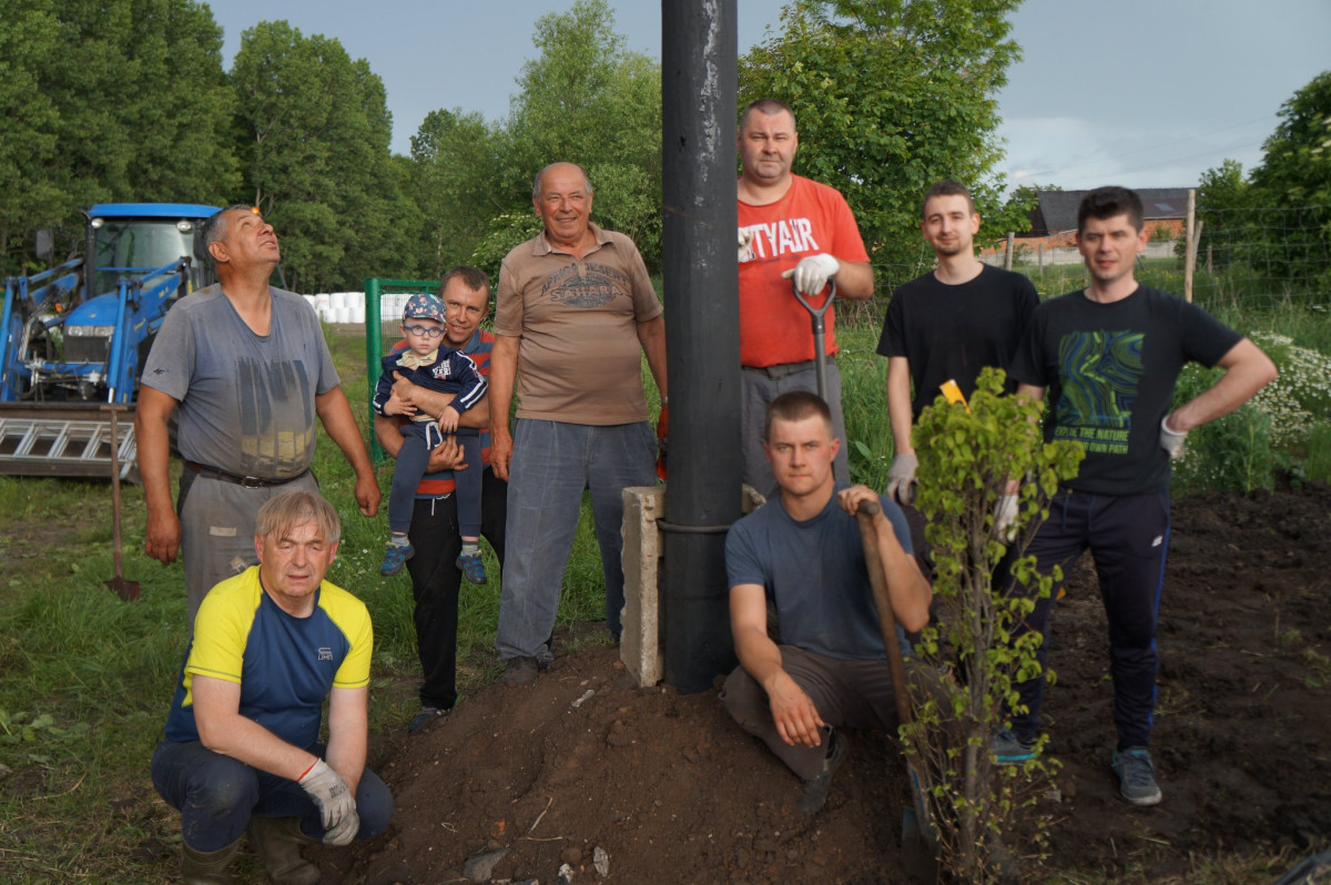 Mieszkańcy Racotu ustawili 9-metrowy słup dla bocianów