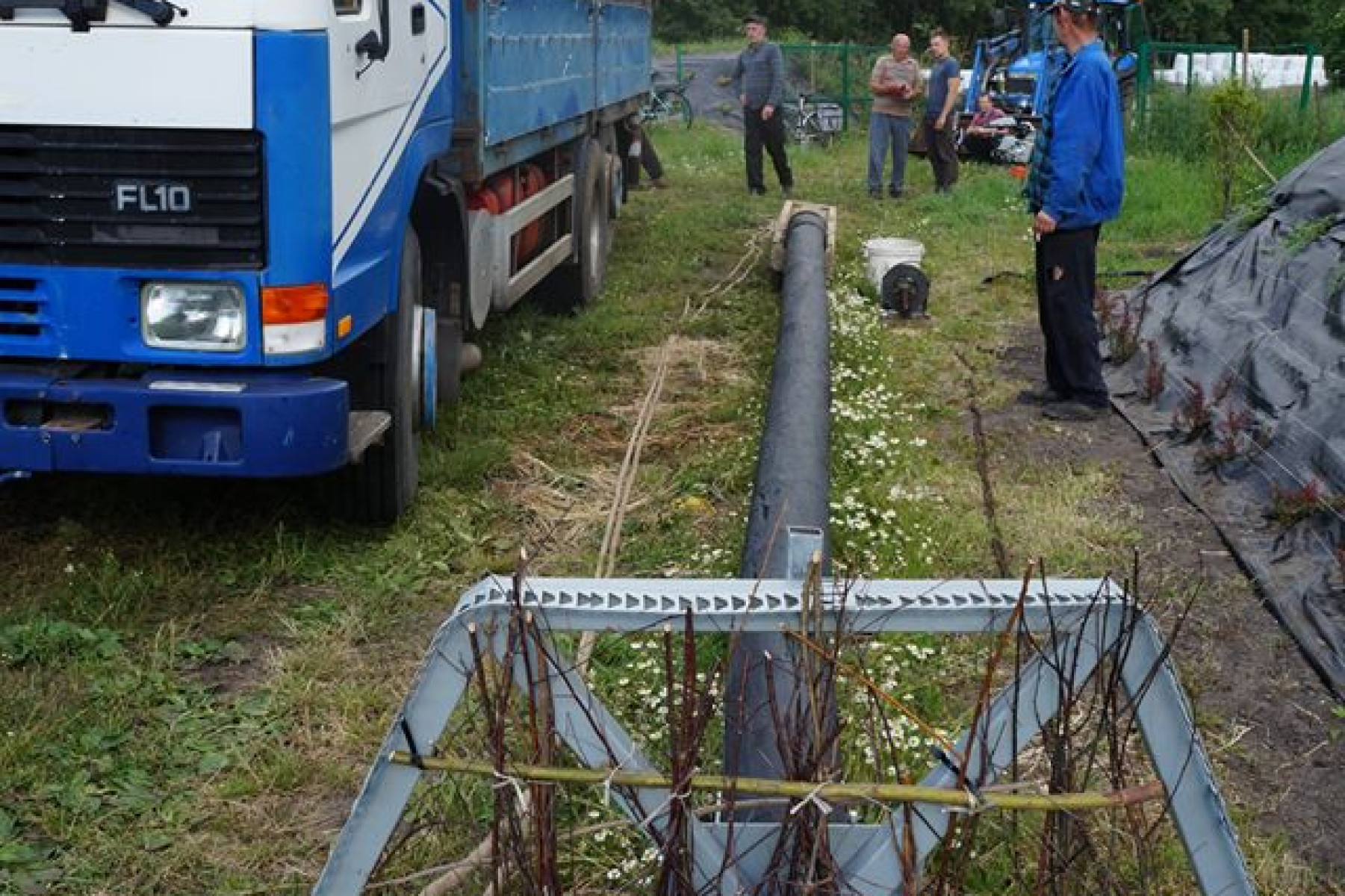 Mieszkańcy Racotu ustawili 9-metrowy słup dla bocianów
