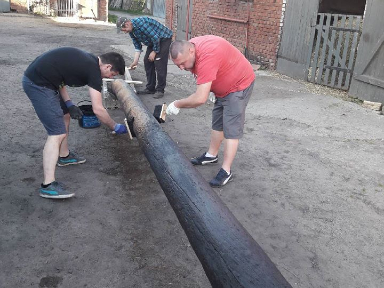Mieszkańcy Racotu ustawili 9-metrowy słup dla bocianów