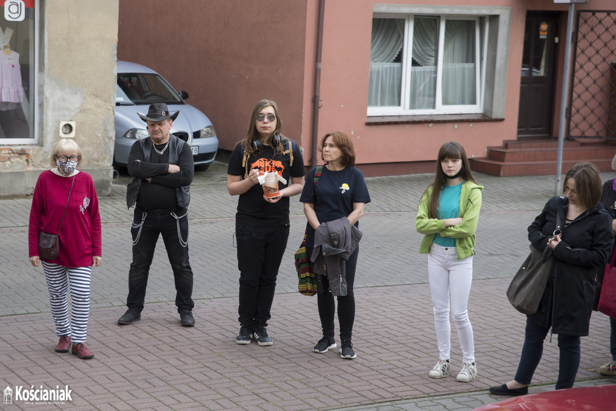 Pikieta przed sądem w Kościanie w obronie sędziego Tulei [ZDJĘCIA]