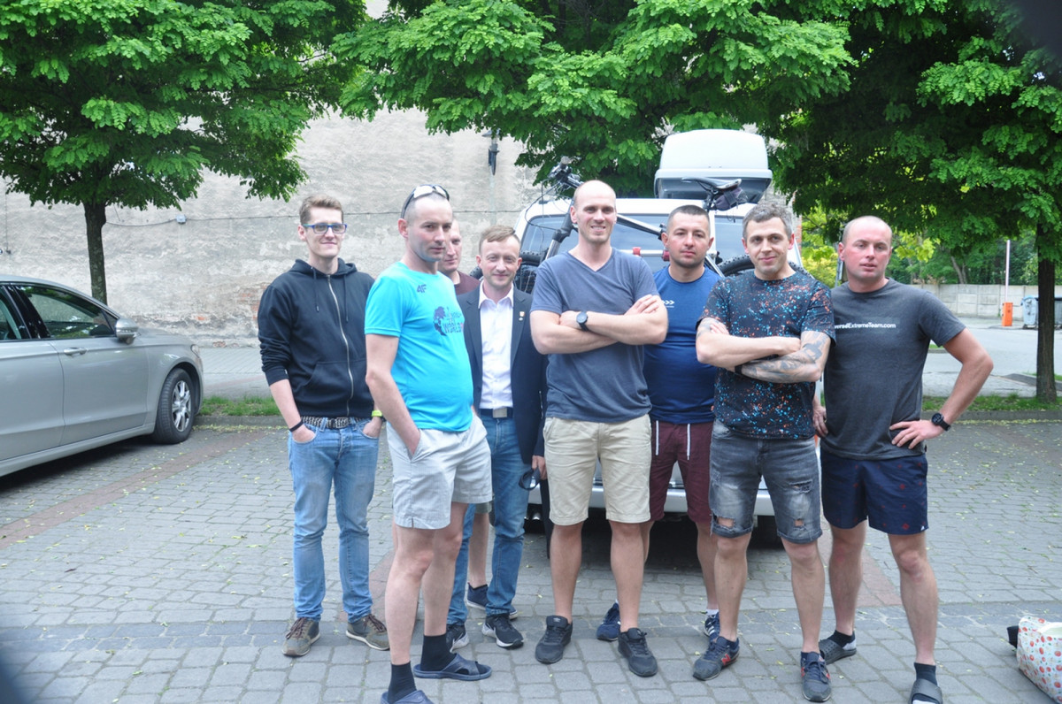 Biegną ze Świnoujścia na Hel w szczytnym celu