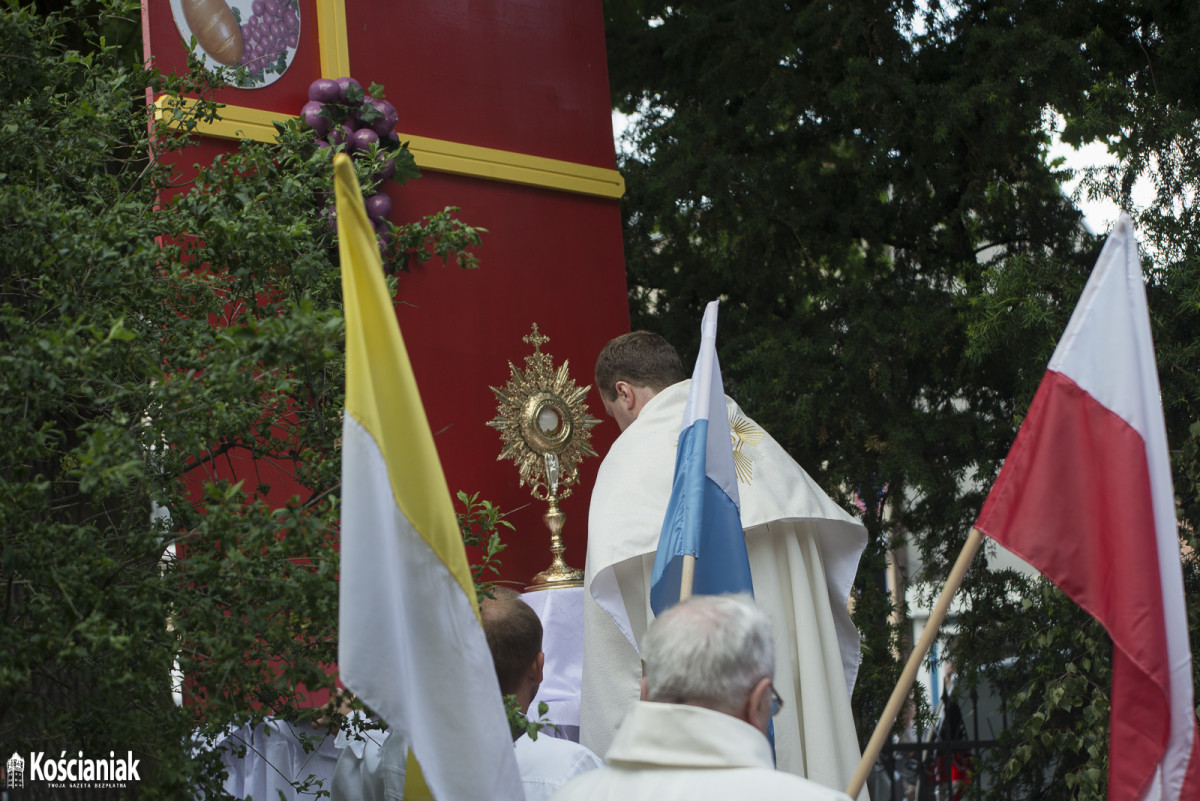 Procesja Bożego Ciała wokół kościoła Ducha Św. w Kościanie [ZDJĘCIA]