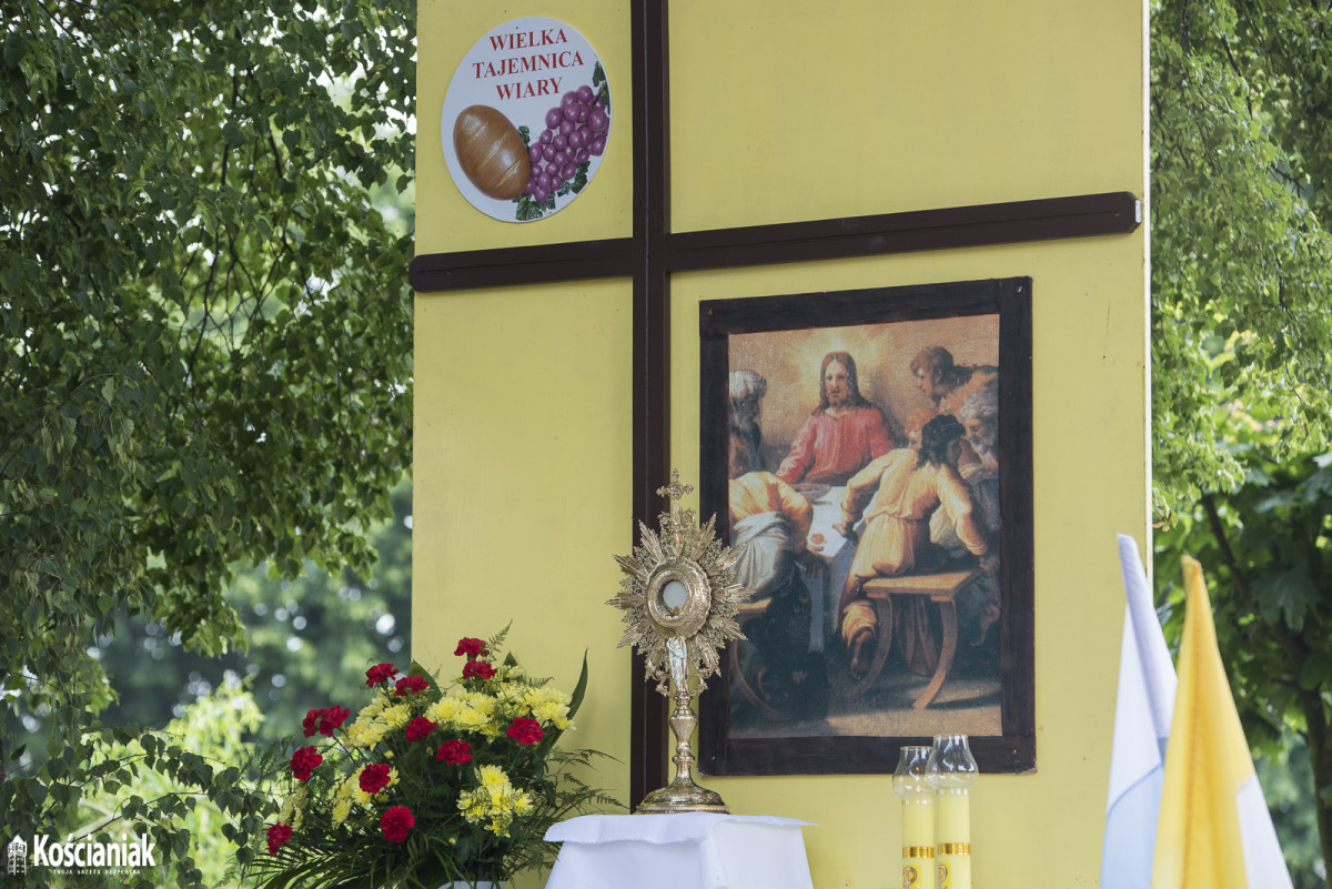 Procesja Bożego Ciała wokół kościoła Ducha Św. w Kościanie [ZDJĘCIA]