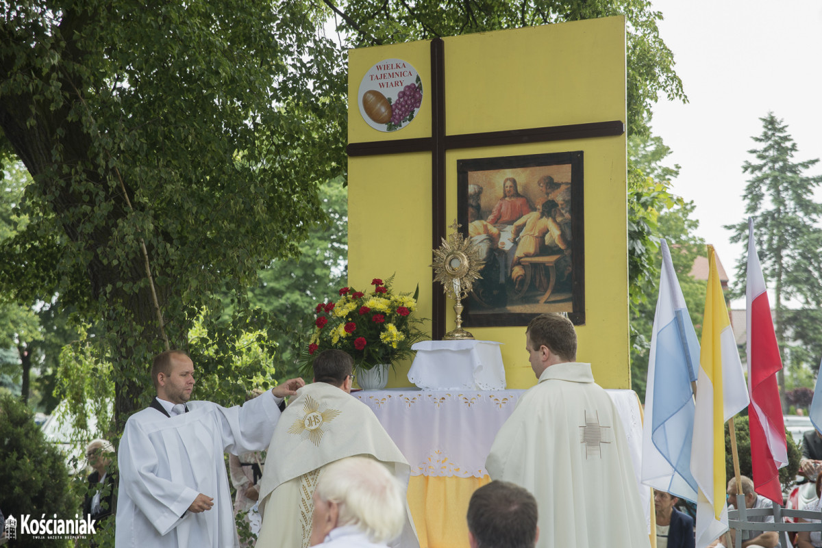 Procesja Bożego Ciała wokół kościoła Ducha Św. w Kościanie [ZDJĘCIA]