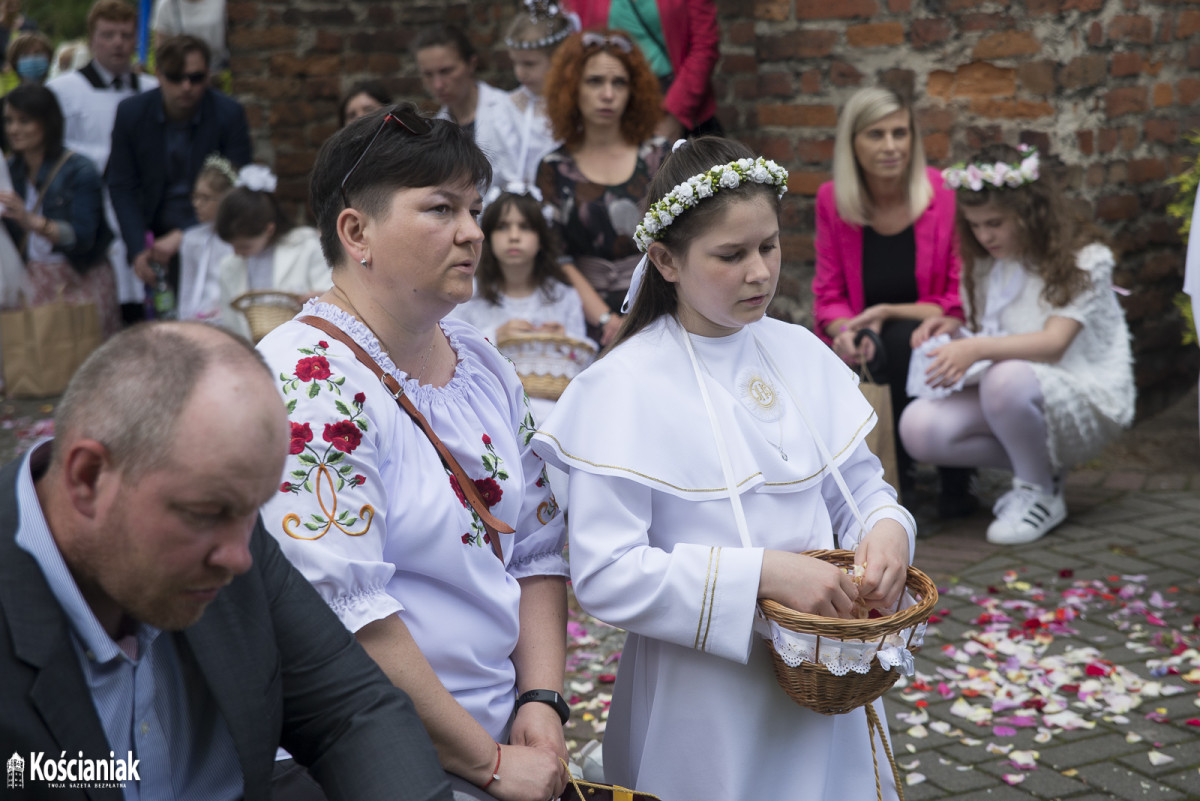 Procesja Bożego Ciała wokół kościoła Ducha Św. w Kościanie [ZDJĘCIA]