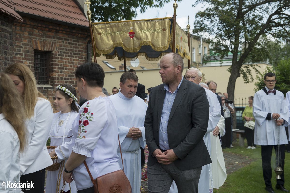 Procesja Bożego Ciała wokół kościoła Ducha Św. w Kościanie [ZDJĘCIA]