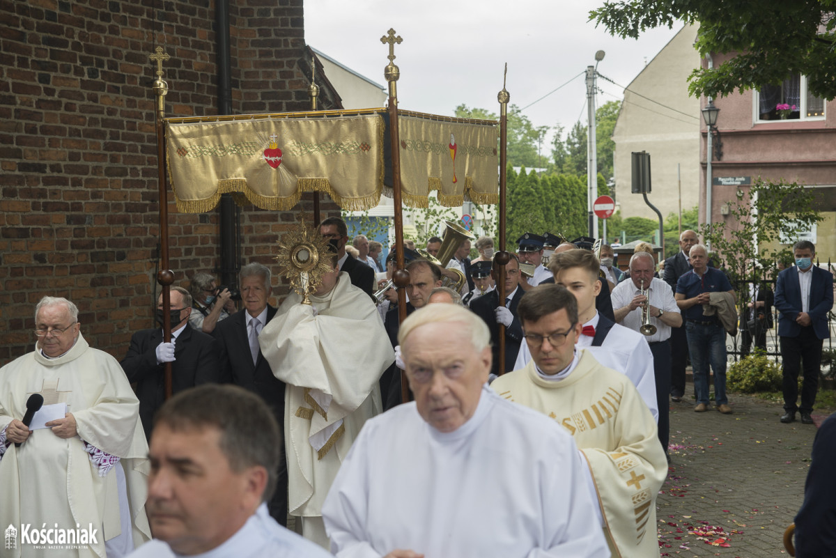 Procesja Bożego Ciała wokół kościoła Ducha Św. w Kościanie [ZDJĘCIA]