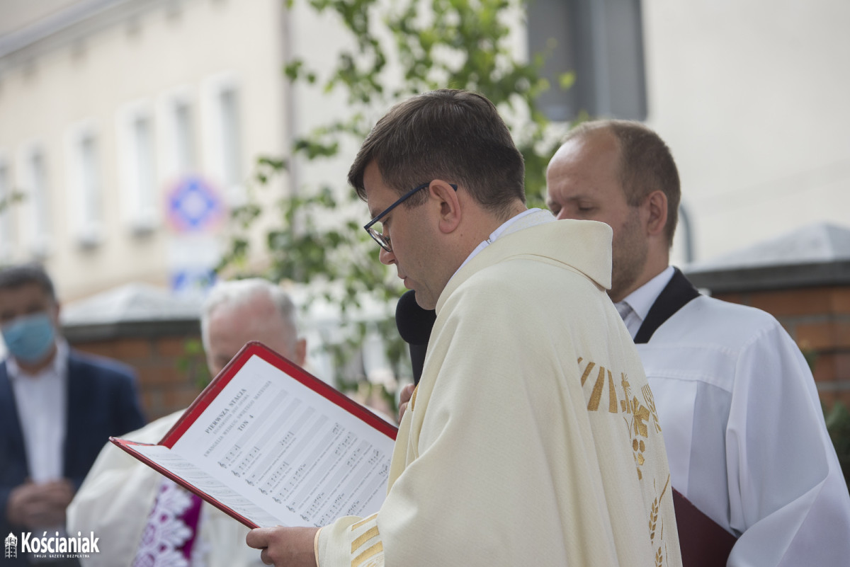 Procesja Bożego Ciała wokół kościoła Ducha Św. w Kościanie [ZDJĘCIA]