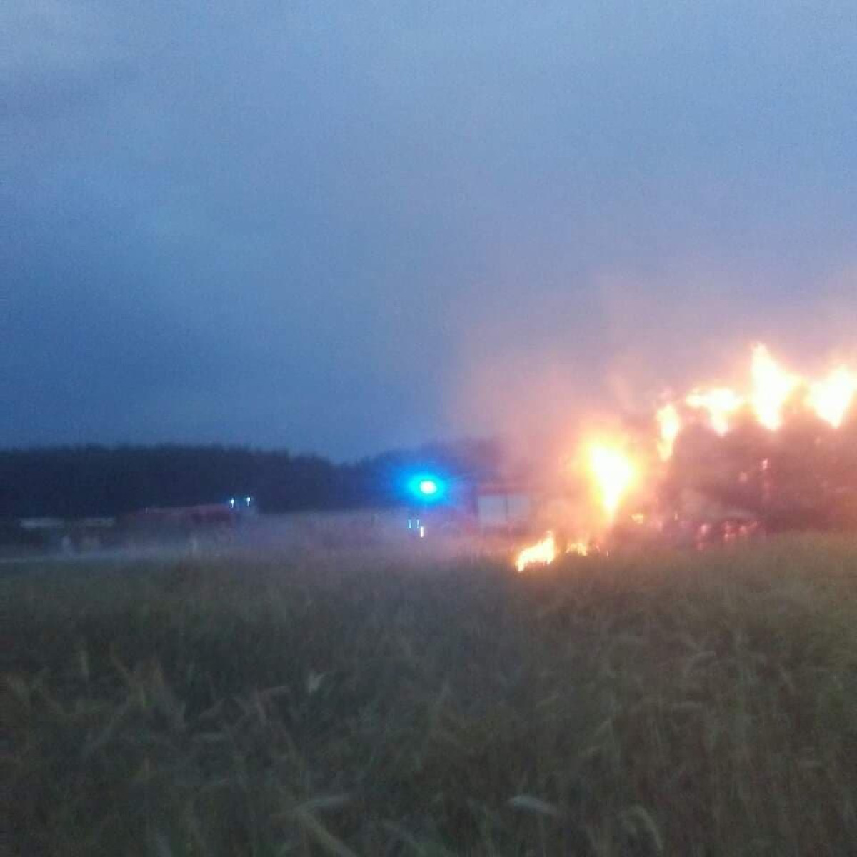 Paliło się sto balotów z sianem