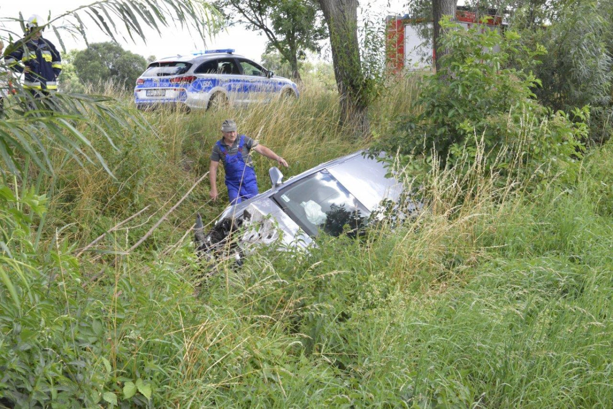 Kierująca wjechała do rowu pomiędzy Nielęgowem a Gryżyną