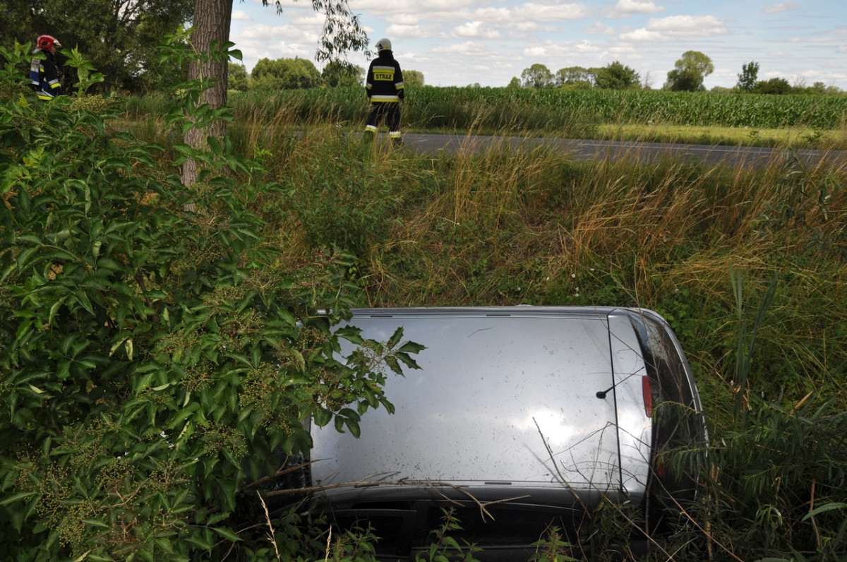 Kierująca wjechała do rowu pomiędzy Nielęgowem a Gryżyną
