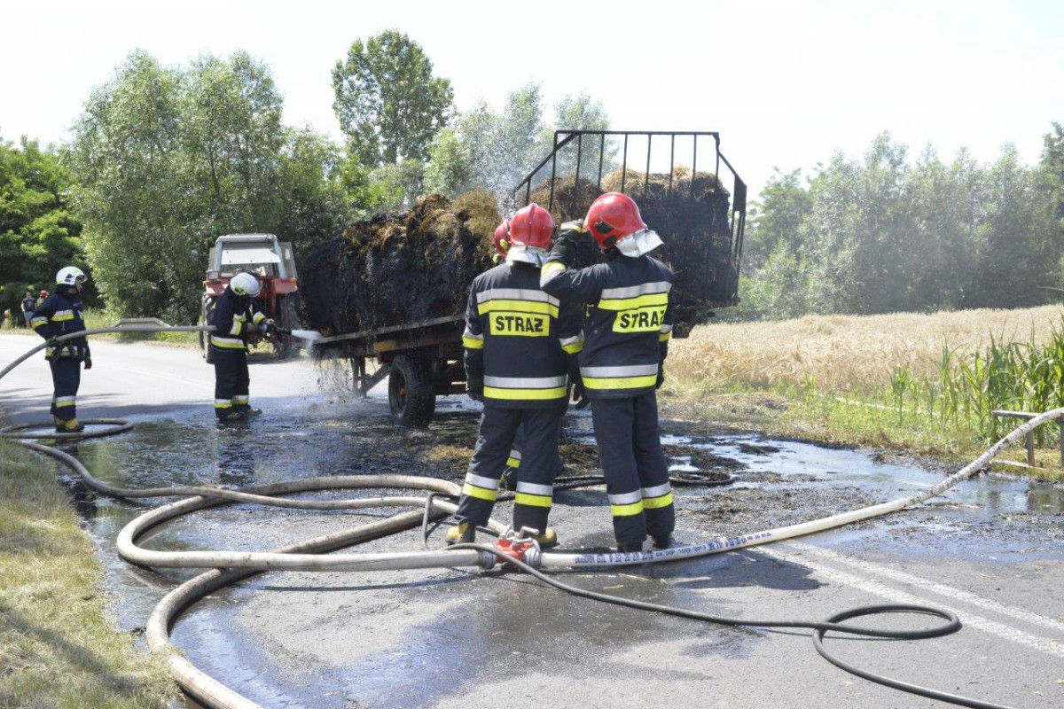 Pożar słomy na przyczepie