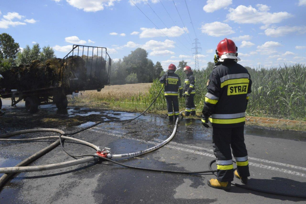 Pożar słomy na przyczepie