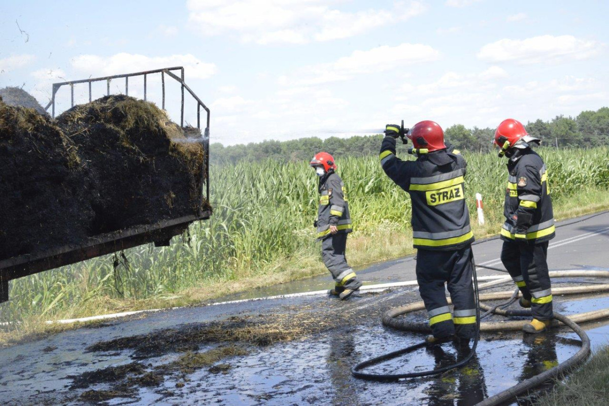 Pożar słomy na przyczepie
