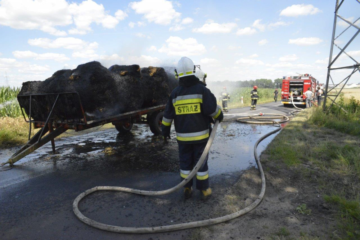 Pożar słomy na przyczepie