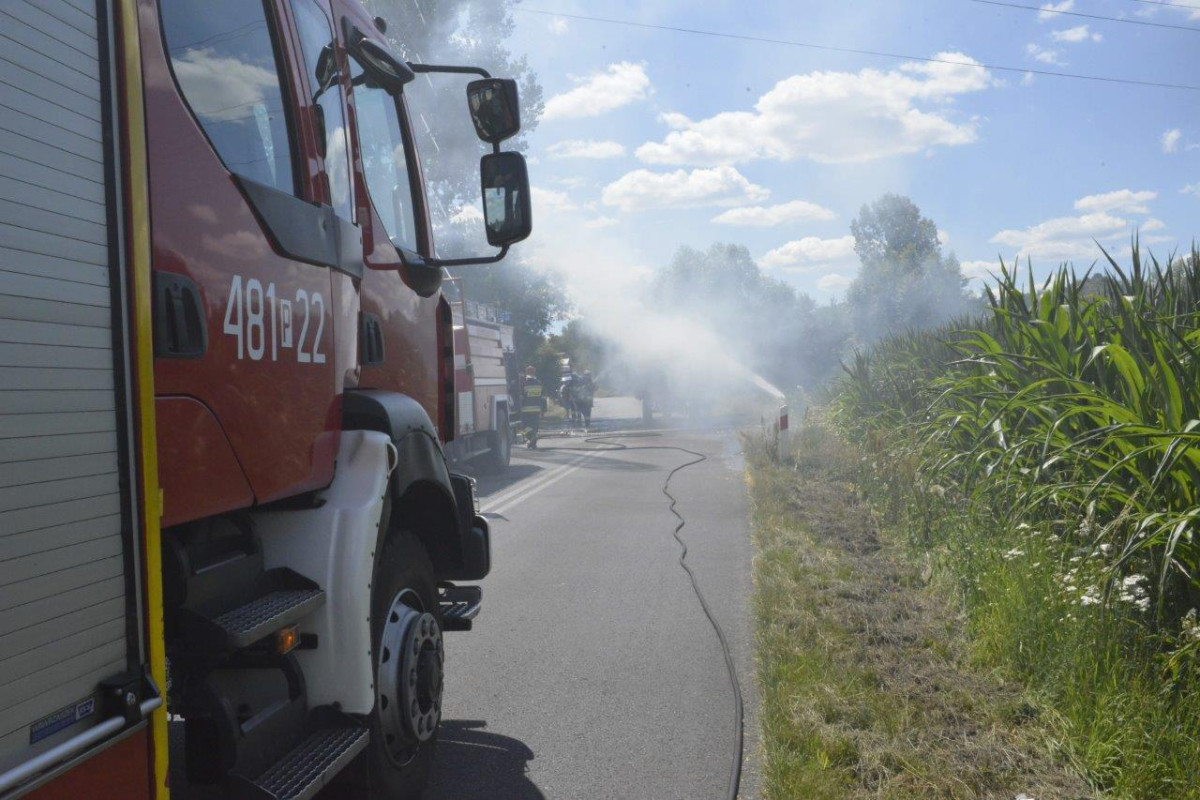 Pożar słomy na przyczepie