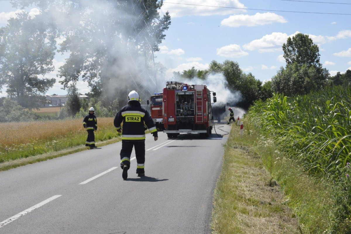 Pożar słomy na przyczepie