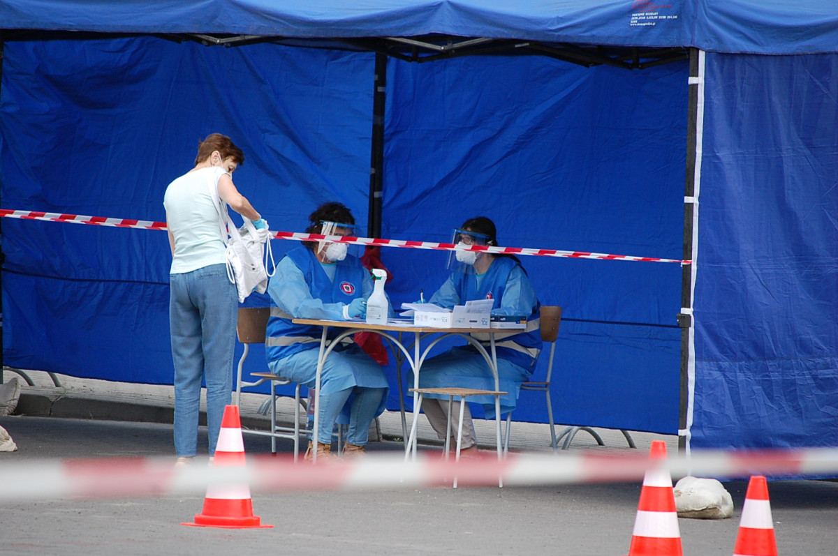 Testy w mobilnym punkcie trwają, chętnych nie brakuje [ZDJĘCIA]