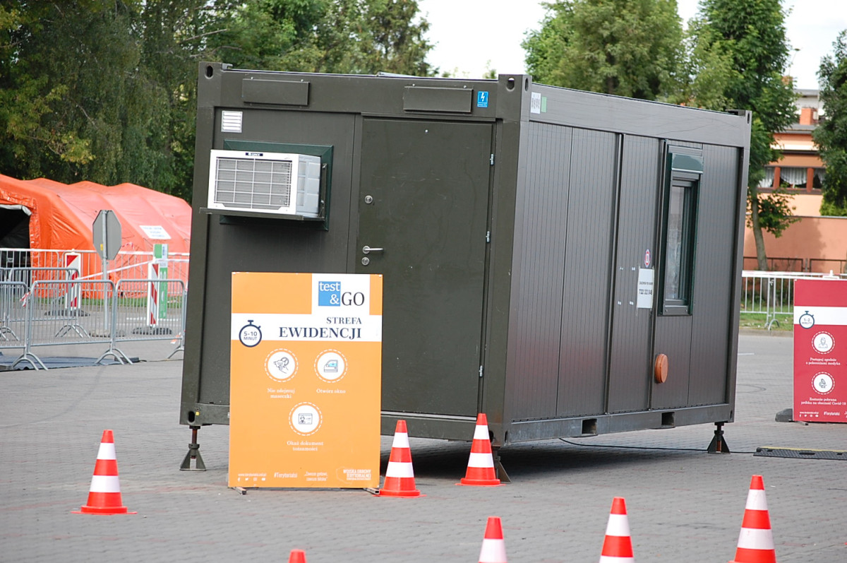 Testy w mobilnym punkcie trwają, chętnych nie brakuje [ZDJĘCIA]