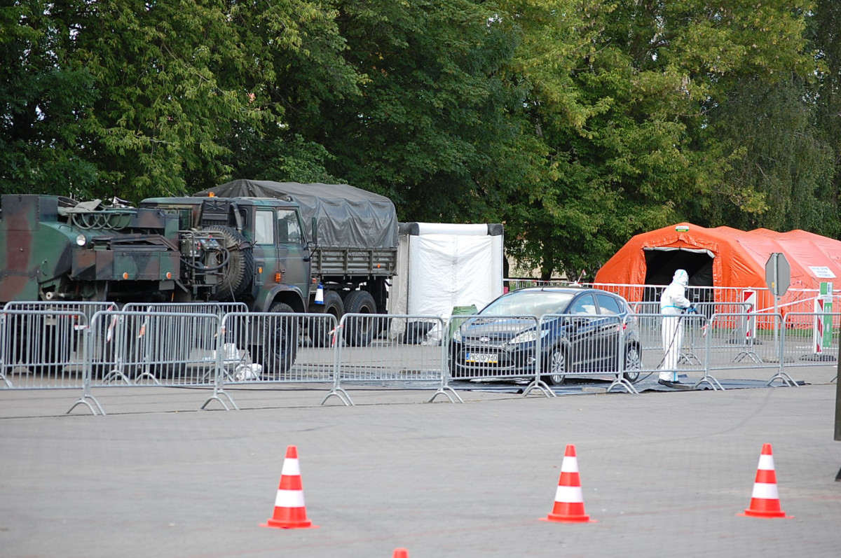 Testy w mobilnym punkcie trwają, chętnych nie brakuje [ZDJĘCIA]