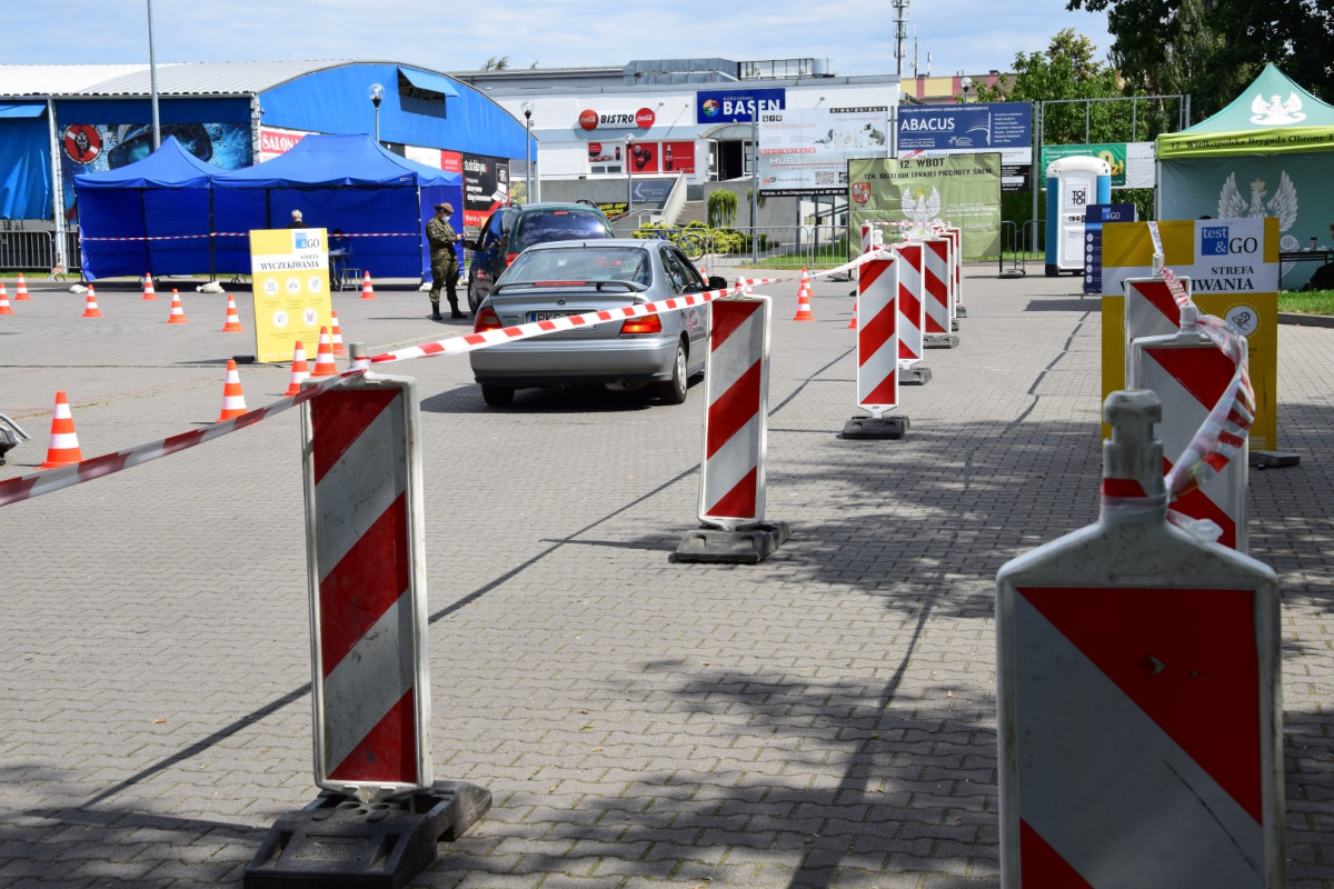 Testy w mobilnym punkcie trwają, chętnych nie brakuje [ZDJĘCIA]