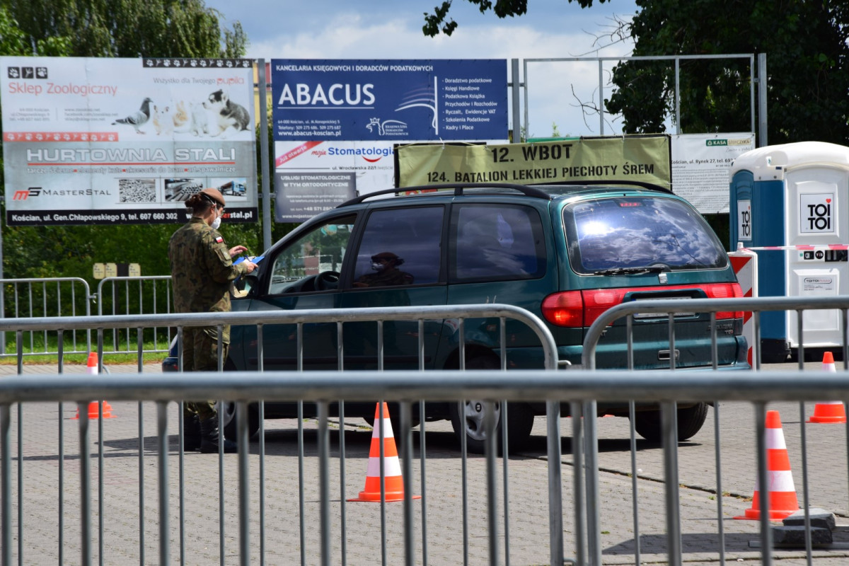 Testy w mobilnym punkcie trwają, chętnych nie brakuje [ZDJĘCIA]
