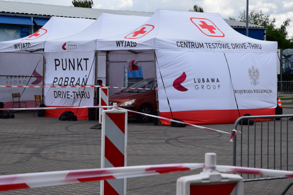 Testy w mobilnym punkcie trwają, chętnych nie brakuje [ZDJĘCIA]