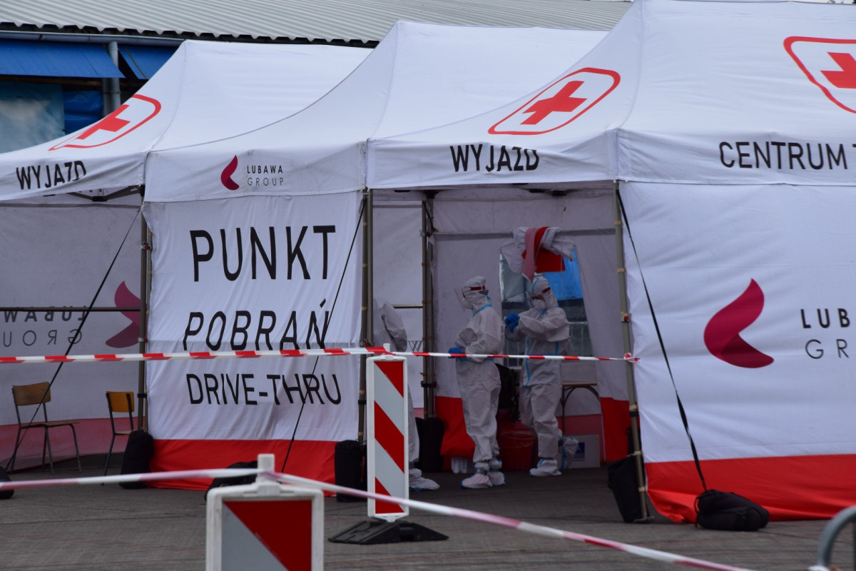 Testy w mobilnym punkcie trwają, chętnych nie brakuje [ZDJĘCIA]