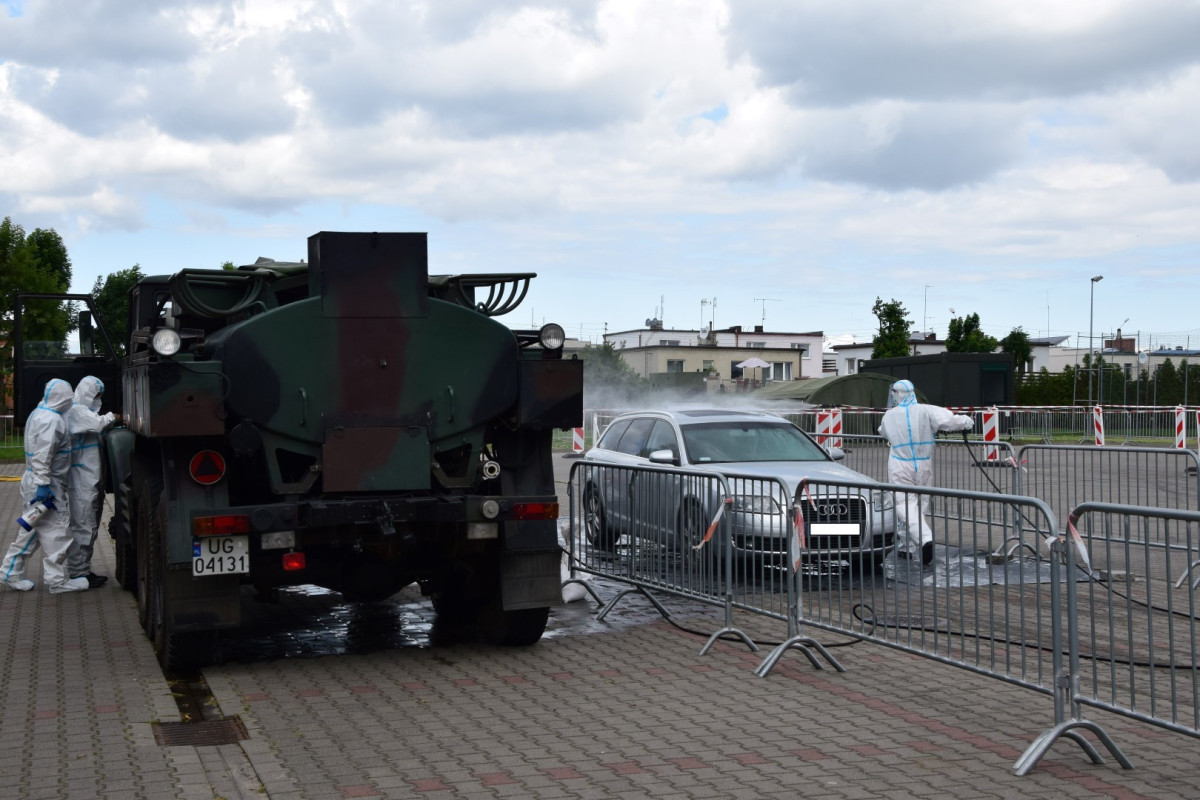 Testy w mobilnym punkcie trwają, chętnych nie brakuje [ZDJĘCIA]