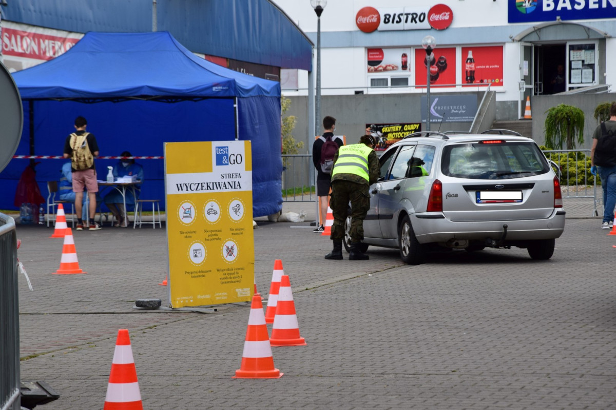 Testy w mobilnym punkcie trwają, chętnych nie brakuje [ZDJĘCIA]