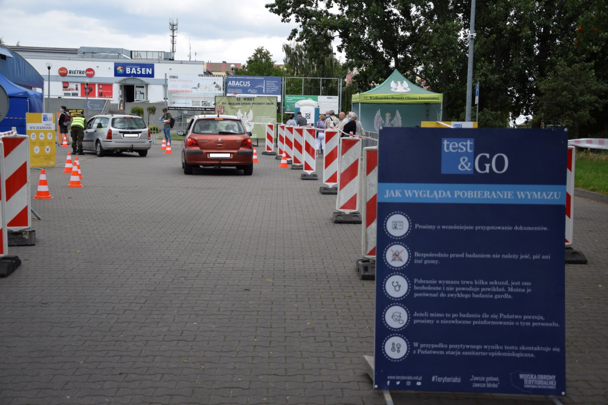 Testy w mobilnym punkcie trwają, chętnych nie brakuje [ZDJĘCIA]
