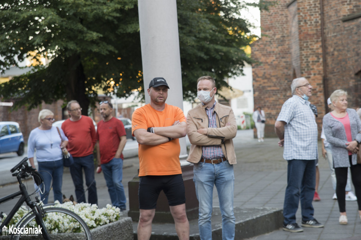 Tłumy pod farą. Podpisywali list do Prymasa Polski
