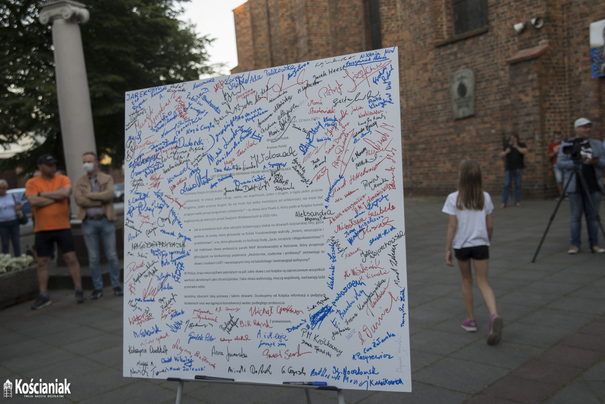 Tłumy pod farą. Podpisywali list do Prymasa Polski