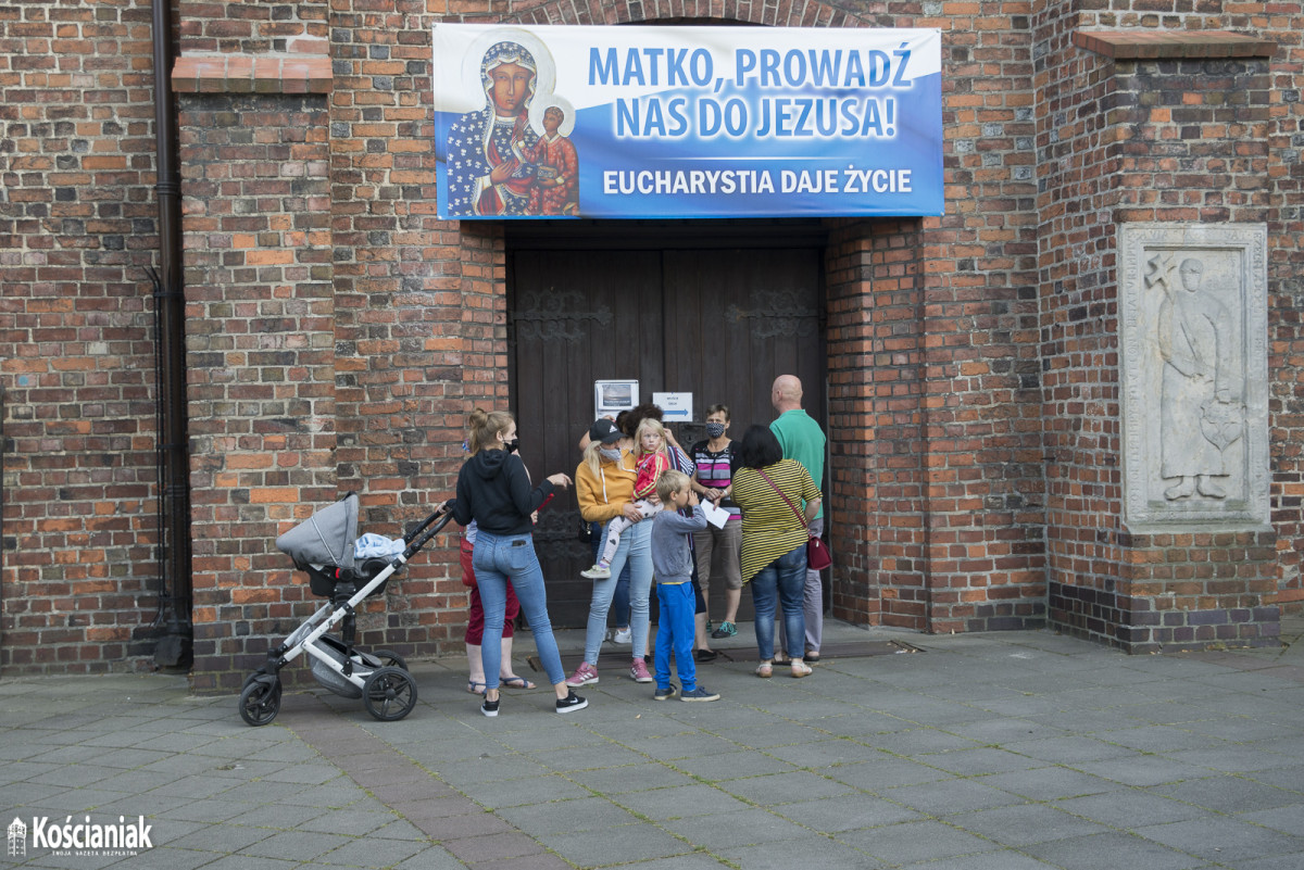 Tłumy pod farą. Podpisywali list do Prymasa Polski