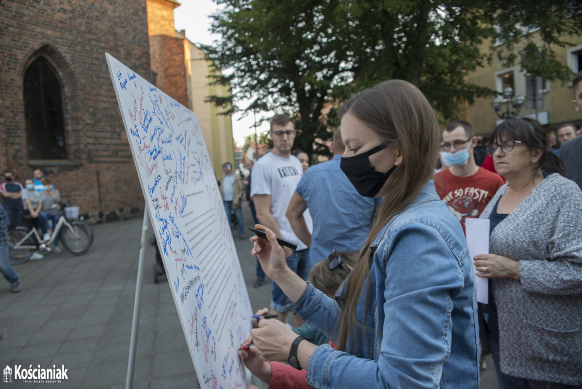 Tłumy pod farą. Podpisywali list do Prymasa Polski