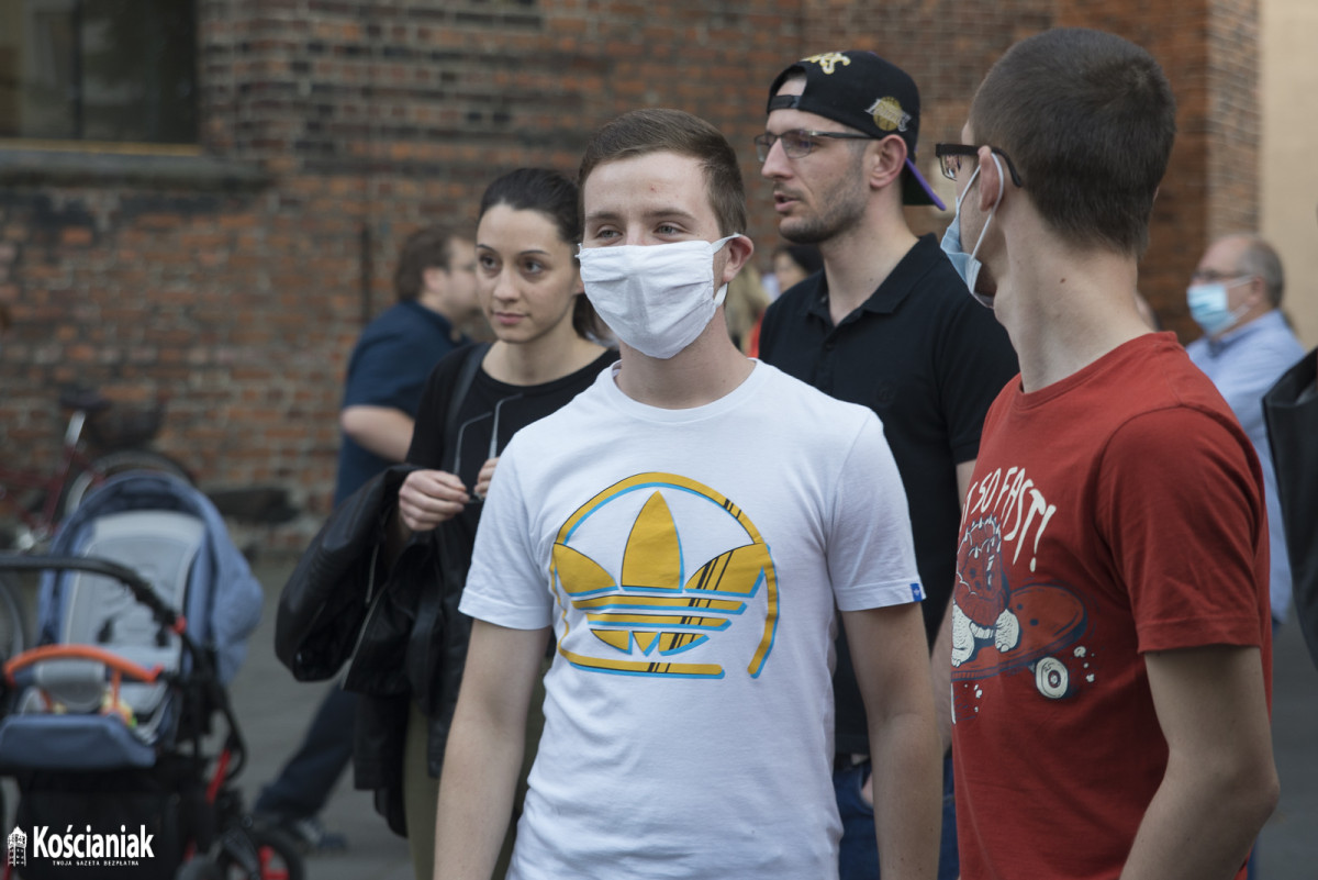 Tłumy pod farą. Podpisywali list do Prymasa Polski