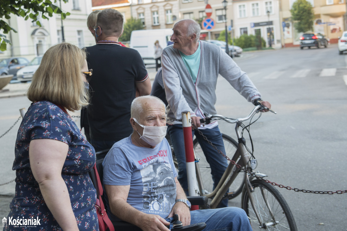 Tłumy pod farą. Podpisywali list do Prymasa Polski