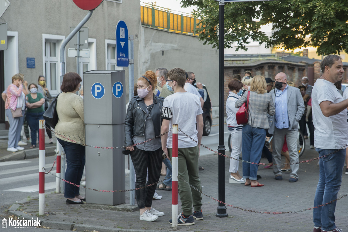 Tłumy pod farą. Podpisywali list do Prymasa Polski